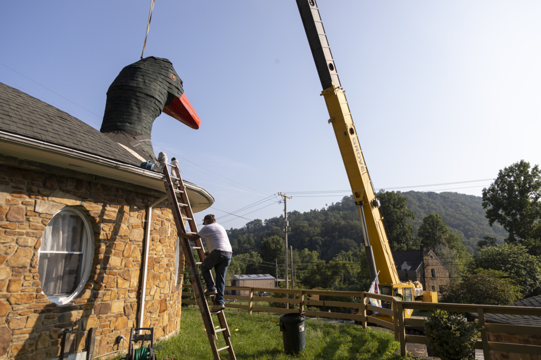 ‘It’s finally home.’ Iconic goose head returns to top of Eastern KY bed and breakfast.