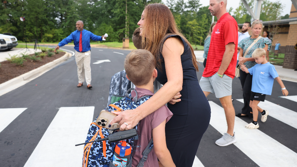 Lake Wylie students start new school with cheerleaders, band for 'positive vibe'