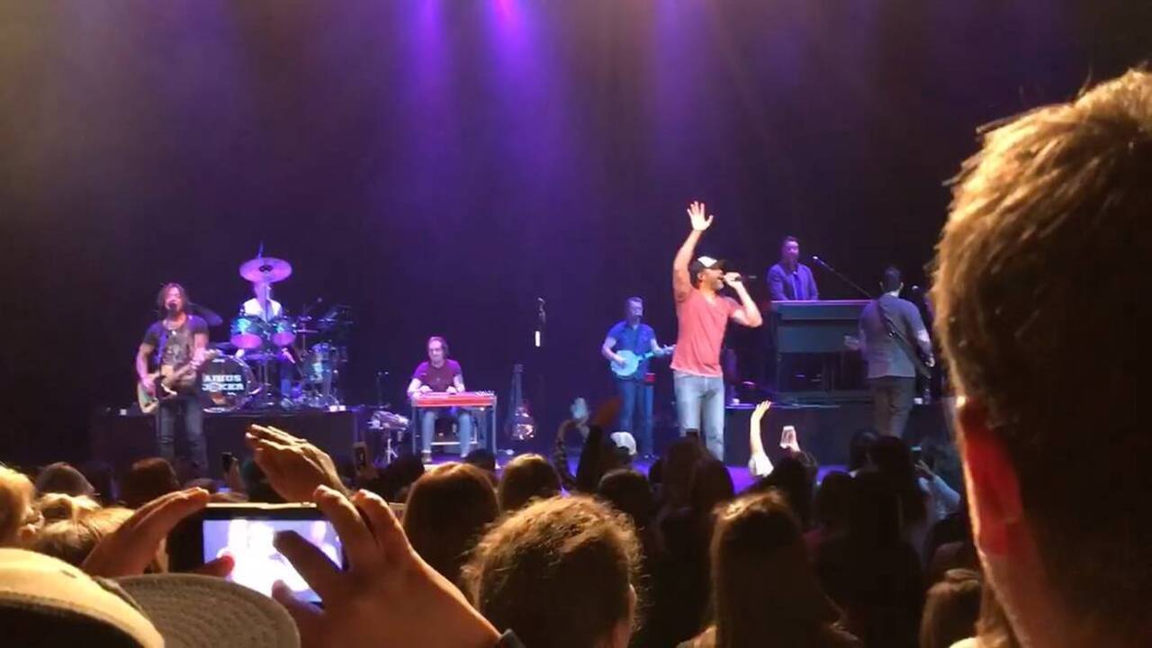 Rucker performs classic Hootie & The Blowfish tune on Hilton Head