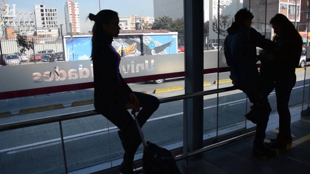 A Venezuelan exile sings in Colombia to make ends meet