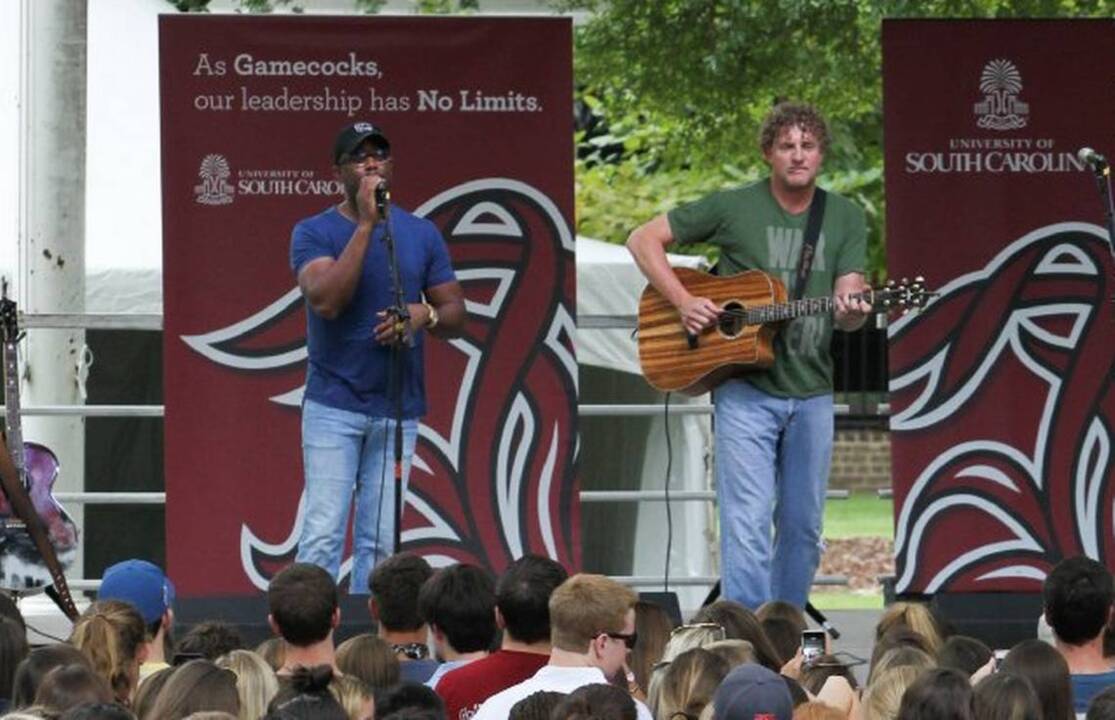 From 2015: Duo from Hootie return to USC’s horseshoe
