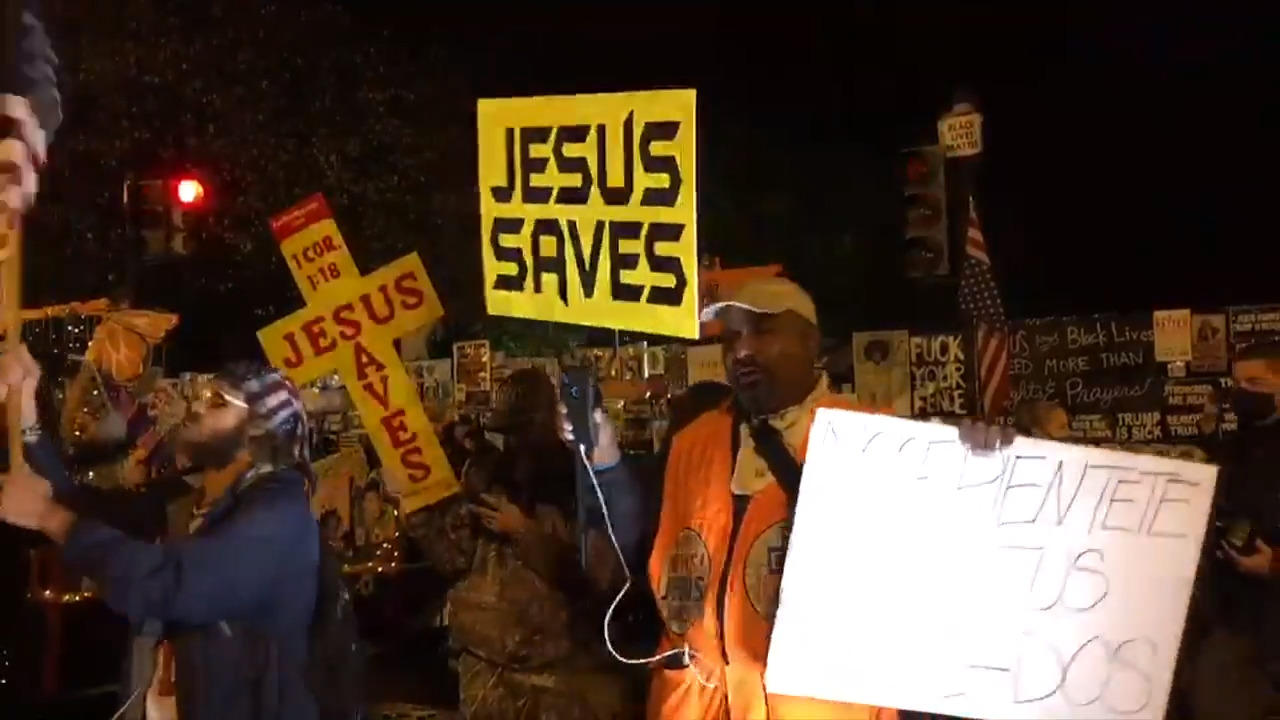 ‘Jesus saves’ guy spreads his message outside the White House