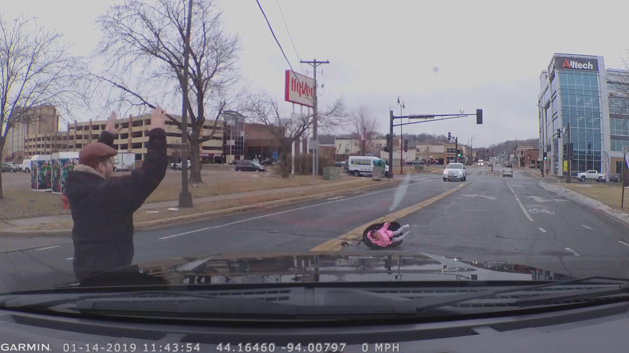 Motorist finds toddler in car seat that fell from vehicle into street