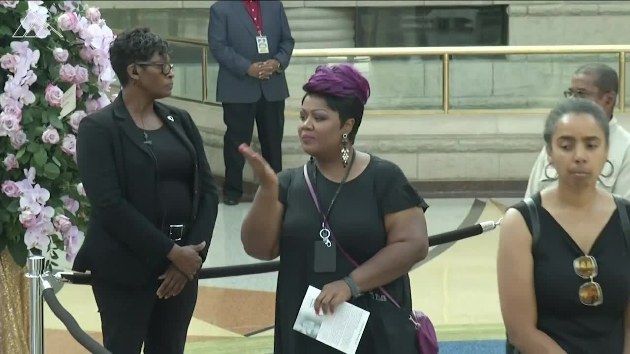 Fans flock to viewing of late Aretha Franklin