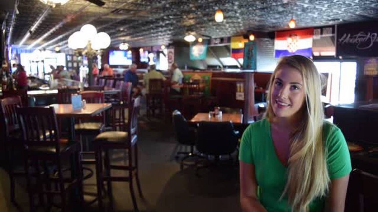 Watch Amanda Kelly deliver the worst pickup line of 2017 at Dagwood's Deli | Hot Pour