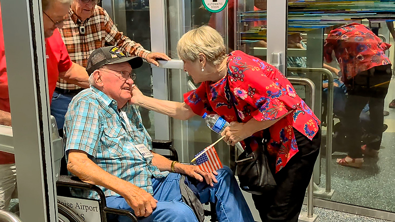 Three-war veteran reunites with wife at Boise Airport