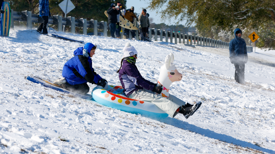Sledding in Myrtle Beach? Watch as residents enjoy rare snow day