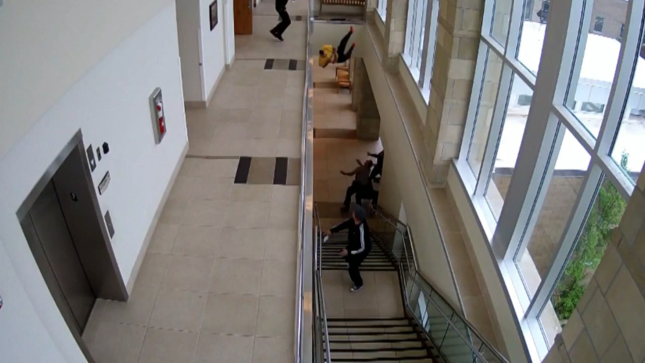 Handcuffed man tries to flee courthouse, dives off second floor balcony