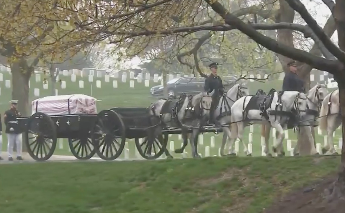Why did it take 4 months for John Glenn to be buried at Arlington?