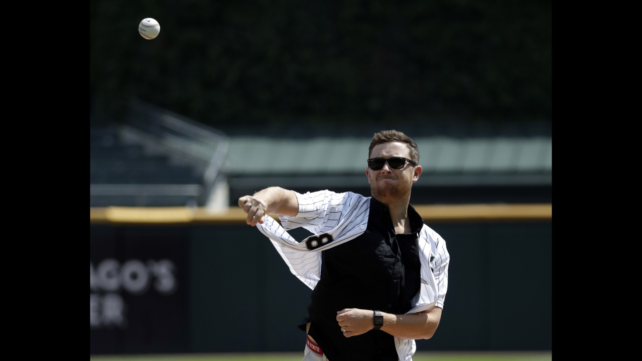 Scotty McCreery throwing out a wild first pitch at a White Sox game