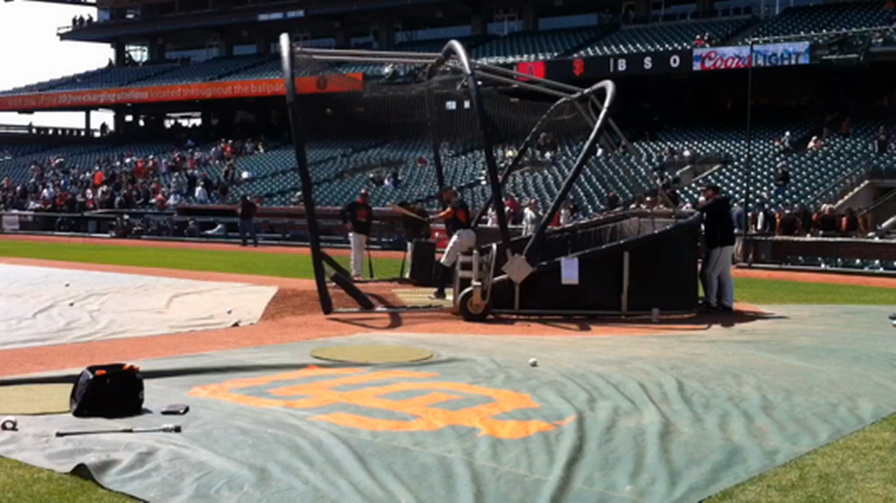 Video: Giants' Hunter Pence takes batting practice