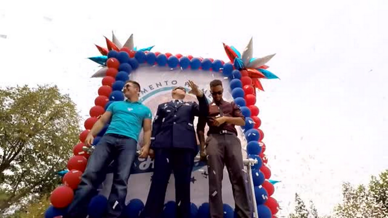 Heroes of train attack honored in Sacramento hometown parade
