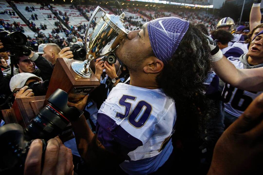 Huskies claim Apple Cup with rout of Cougars, stay in playoff hunt