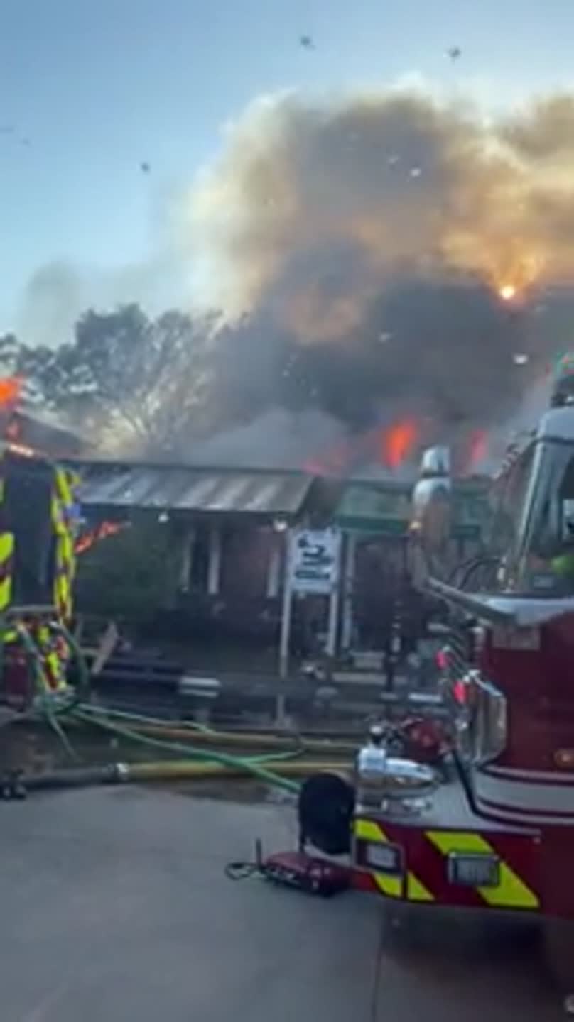 Arlington firefighters battle 4-alarm blaze at restaurant, shopping center