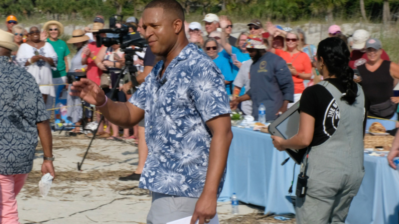 Hilton Head cheers, sings for Today’s Craig Melvin’s birthday
