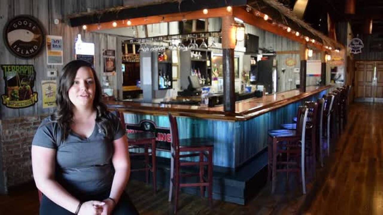 Courtney Powell at Ron Jon's Beer & Burgers loves karaoke, hates whistling | Hot Pour