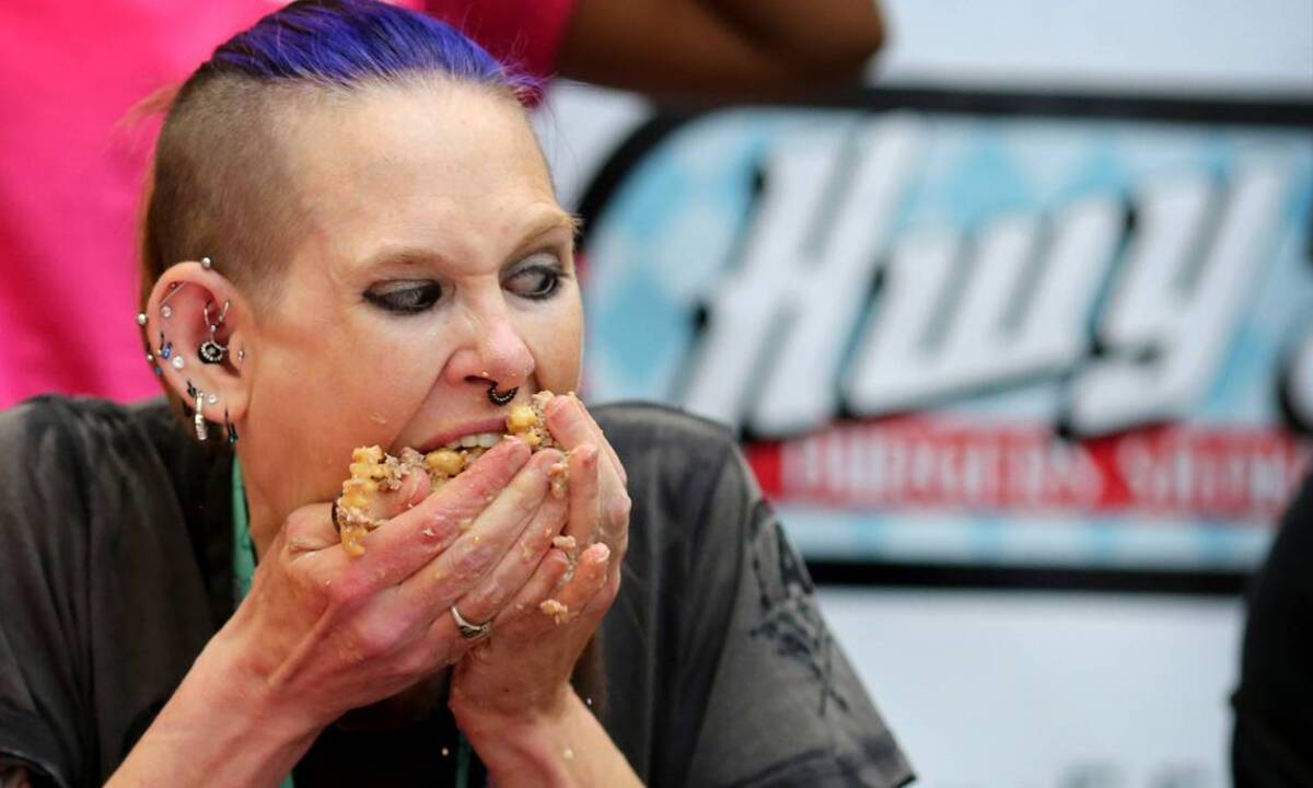 Competitive eaters savor hamburger challenge at Raleigh mall
