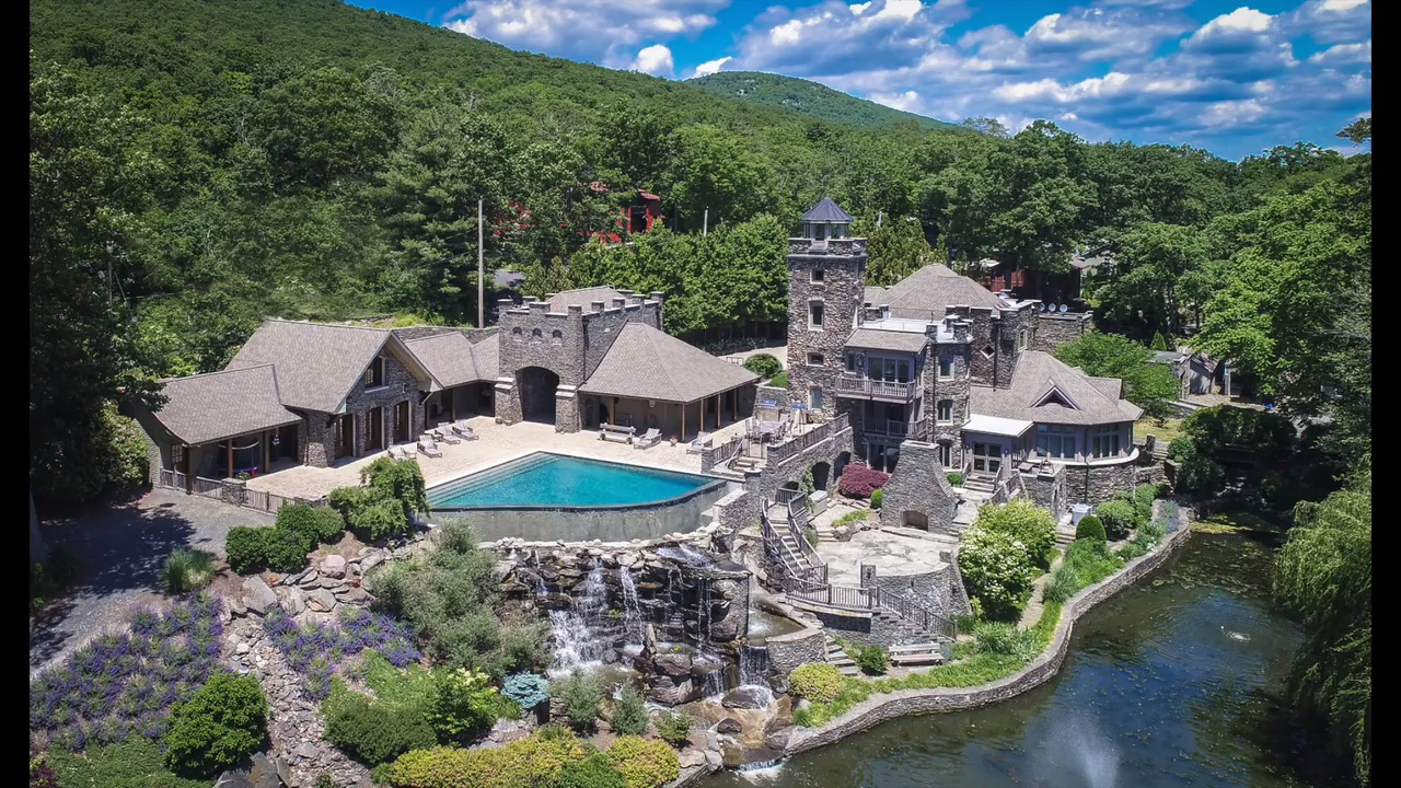 Walk into this $14.75 million castle owned by Derek Jeter that is up for sale
