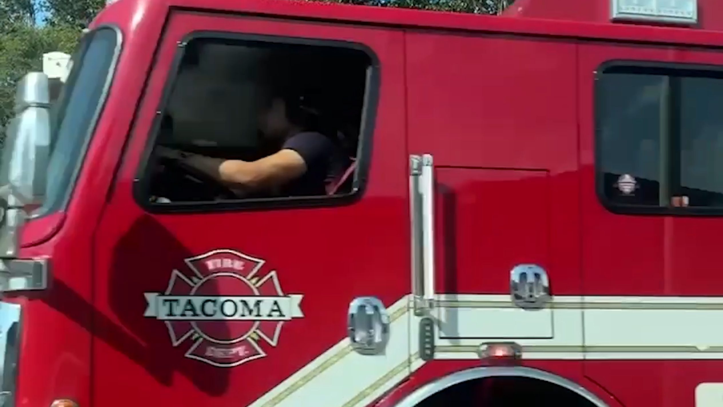 Car wreck in Gig Harbor sends three people to the hospital