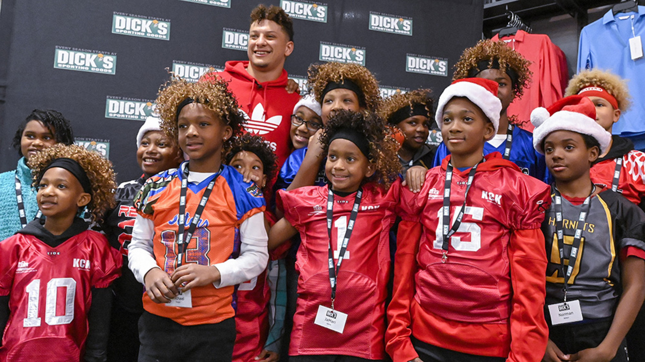 Chiefs' Patrick Mahomes surprises youths at shopping event | Kansas City  Star