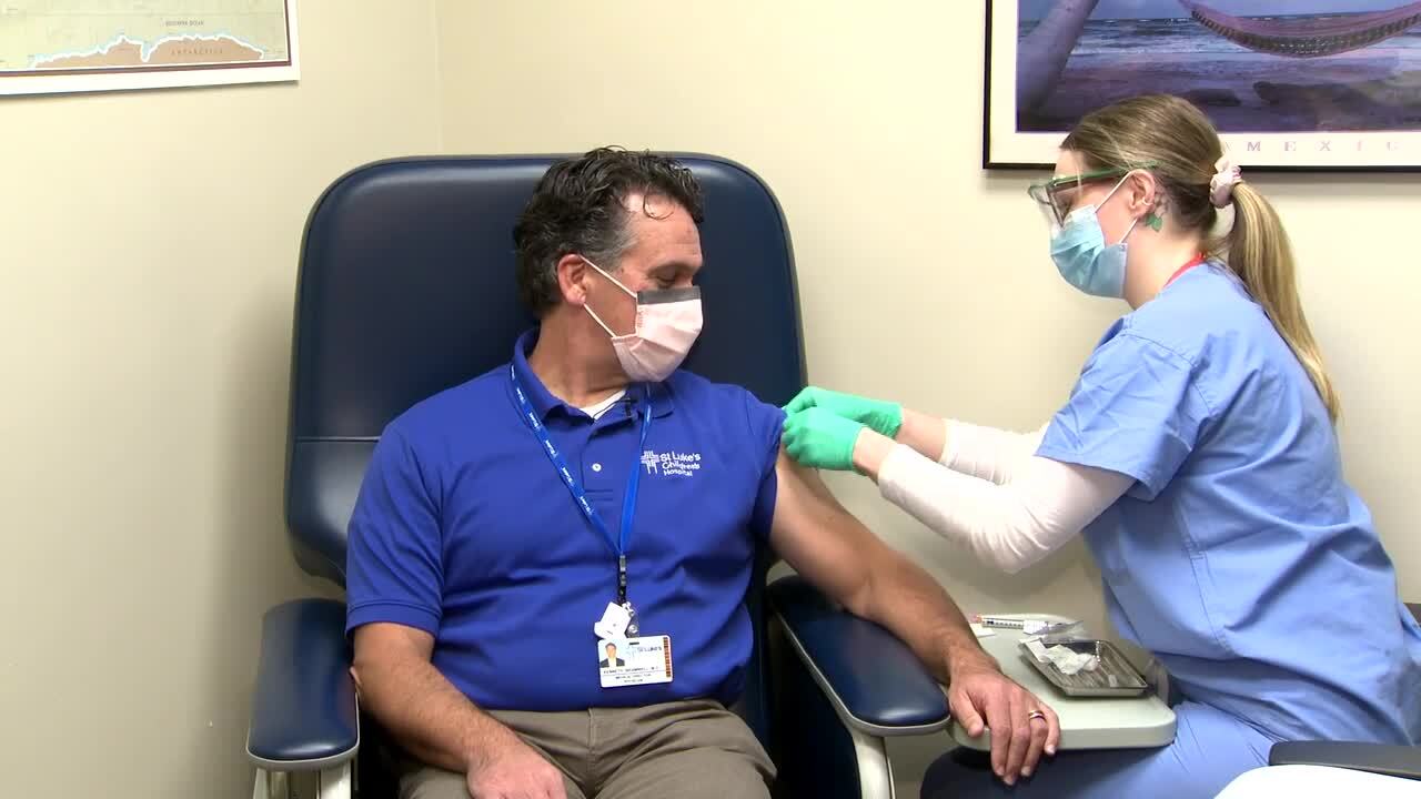 Doctor de St. Luke’s en Boise: “Es un gran privilegio recibir la vacuna”