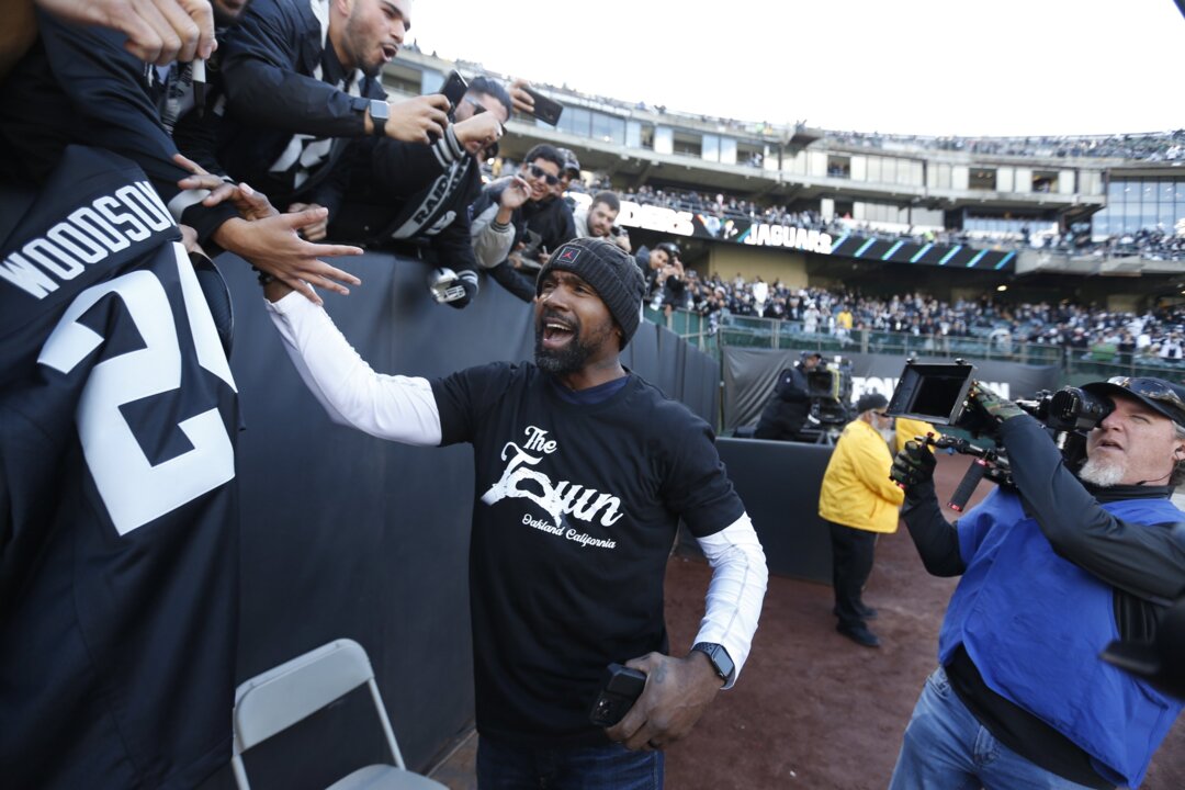 Charles Woodson: Derek Carr will be quarterback of the Las Vegas Raiders