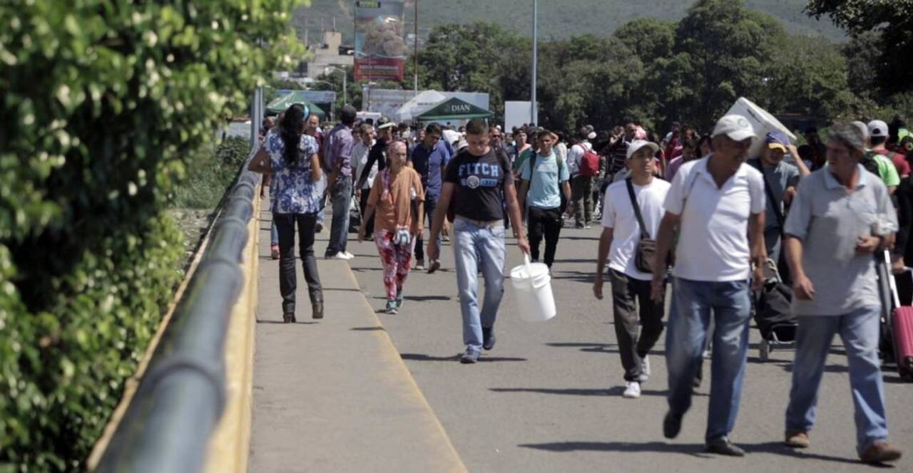 Thousands of Venezuelans bid farewell to homeland to start anew in neighboring Colombia