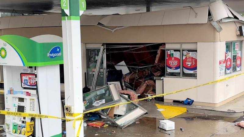 Gas station employees hear ‘cracking’ sound, get out seconds before roof collapses