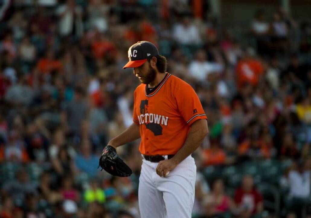 Madison Bumgarner gets a huge ovation as he comes off the mound in the fourth inning
