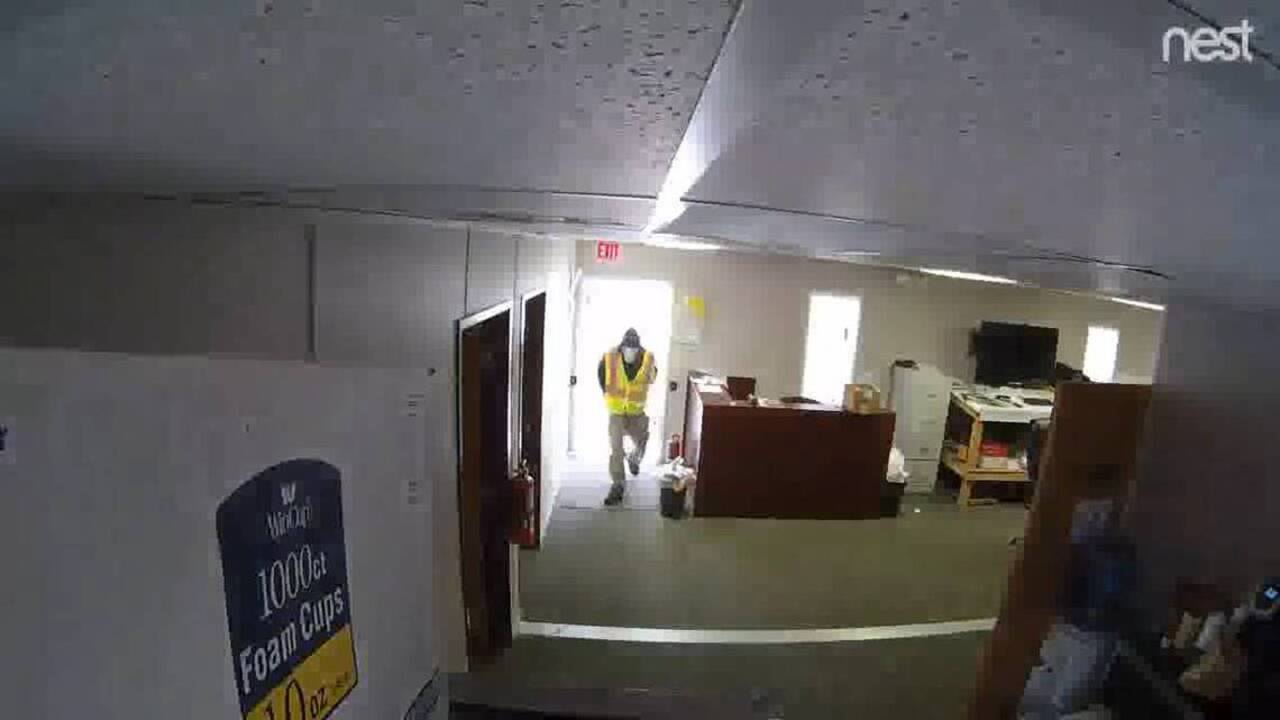 Cops looking for crooks who stole construction gear (Video) | Miami Herald