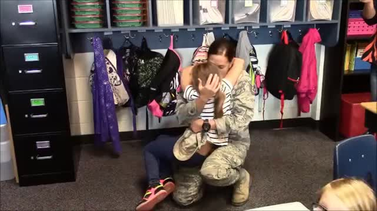 Military mom surprises daughter at school