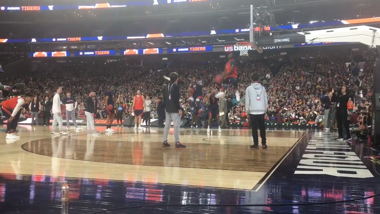 Auburn Tigers practice in front of Final Four fans in Minneapolis