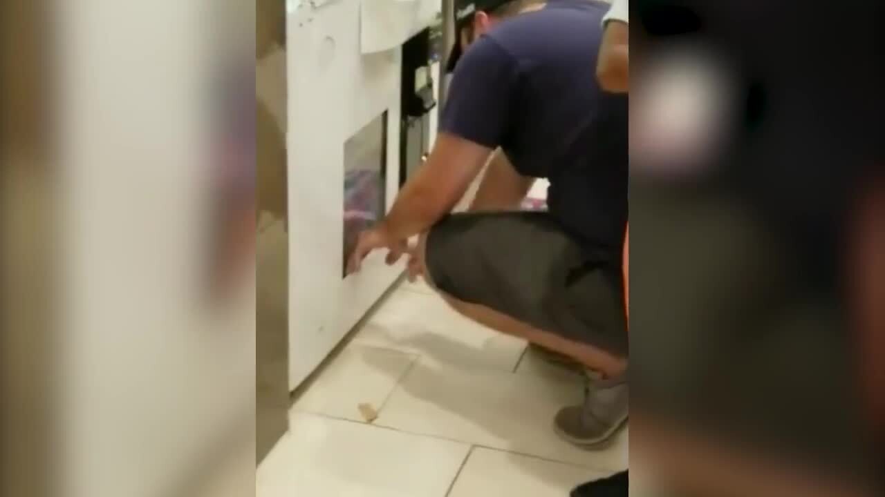 Man had toddler climb into arcade game to steal prizes at mall