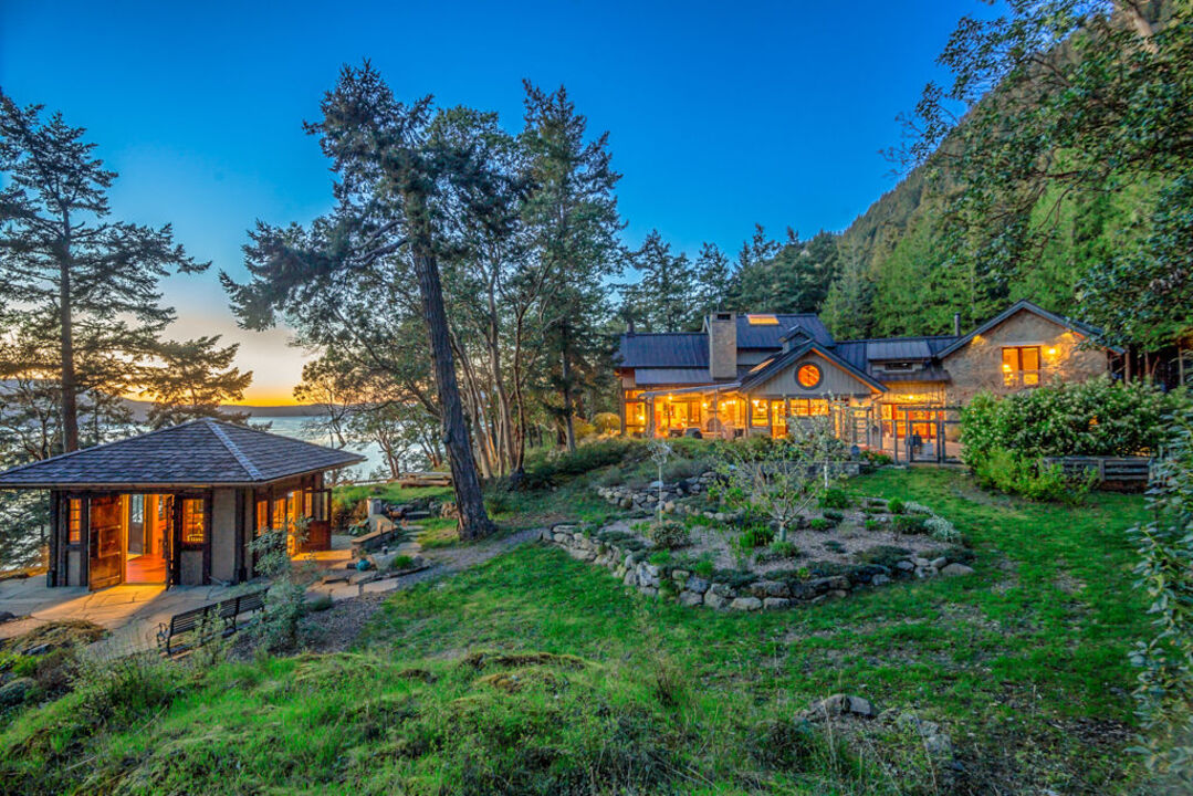 Oprah reportedly bought this gorgeous Orcas Island estate. Take a look around
