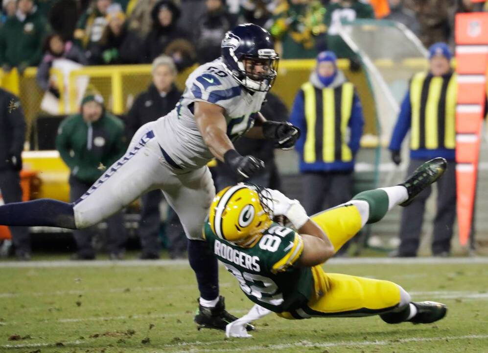 LB K.J. Wright on Seahawks' 38-10 loss at Packers: "Kind of embarrassing"