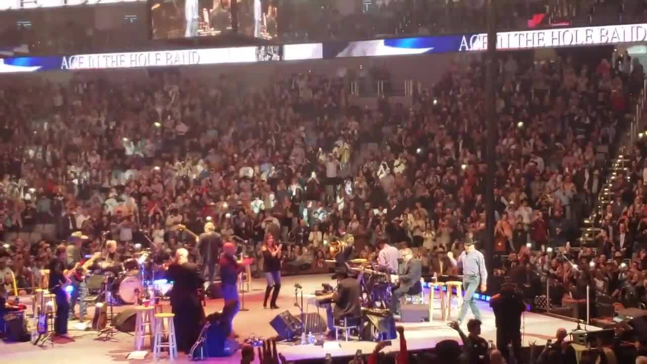 Watch George Strait take the stage for the first time at Dickies Arena