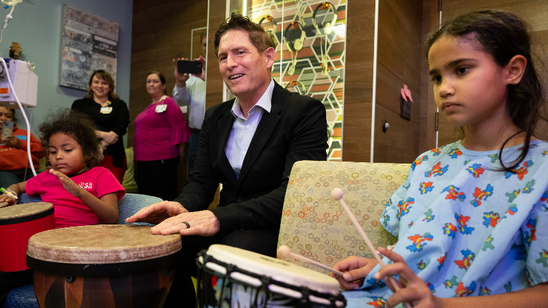 See 49ers great play music with children at Sutter Medical Center in Sacramento