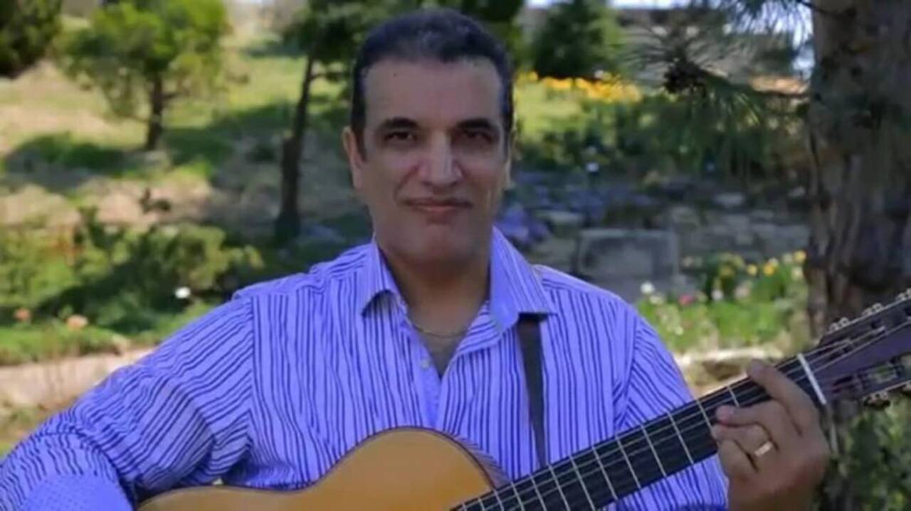 Cafe owner closing to follow his musical dreams