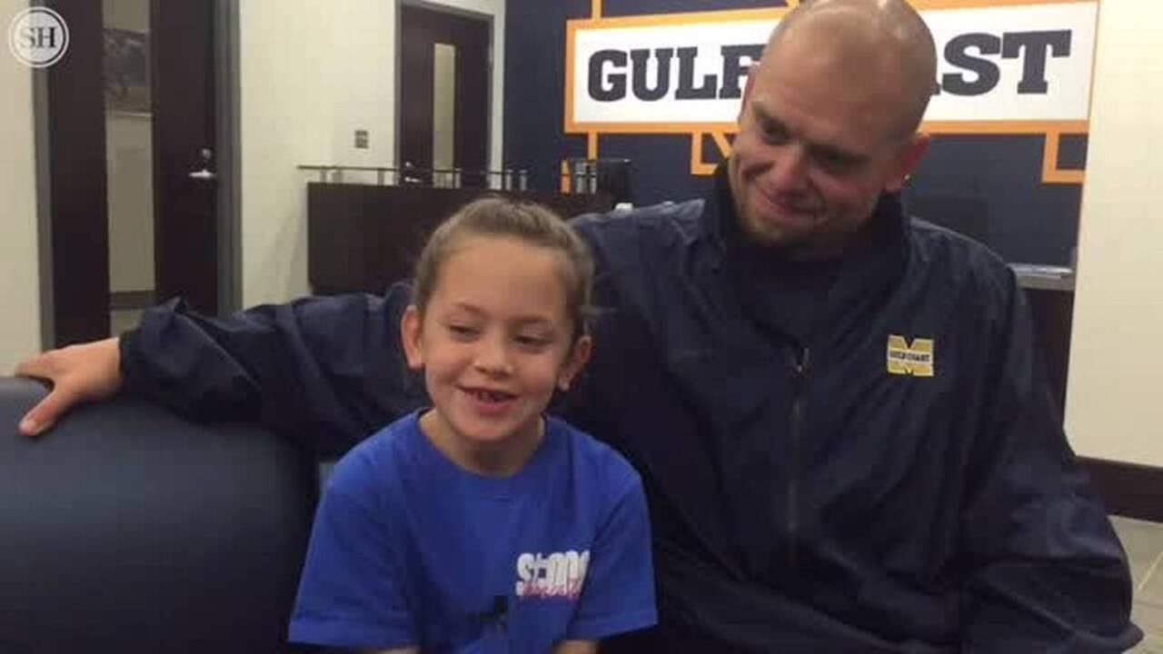 Turkey song brings football players to child’s Thanksgiving program