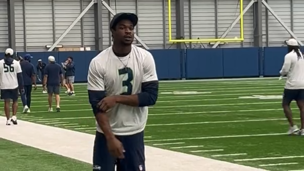 Nick Emmanwori strolling at Seahawks walkthru, 11th training-camp practice