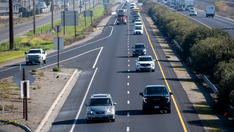 Campaña de concientización sobre el uso del cinturón de seguridad en el condado de Merced, enfatizando la seguridad en las carreteras