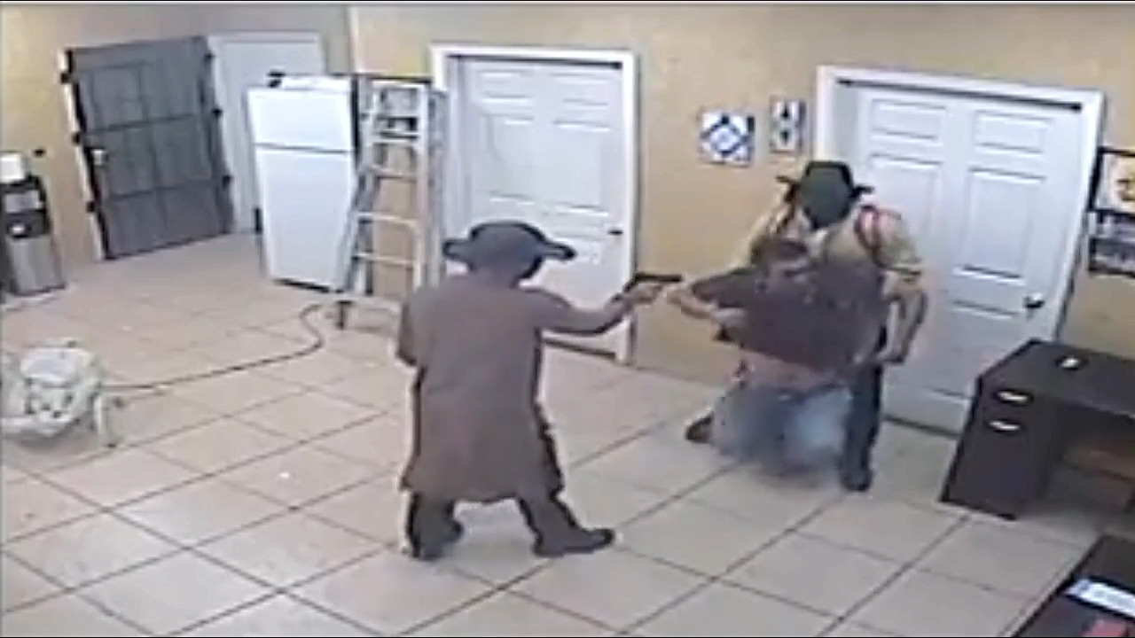 Armed robbery at Fresno, California jewelry store caught on ...