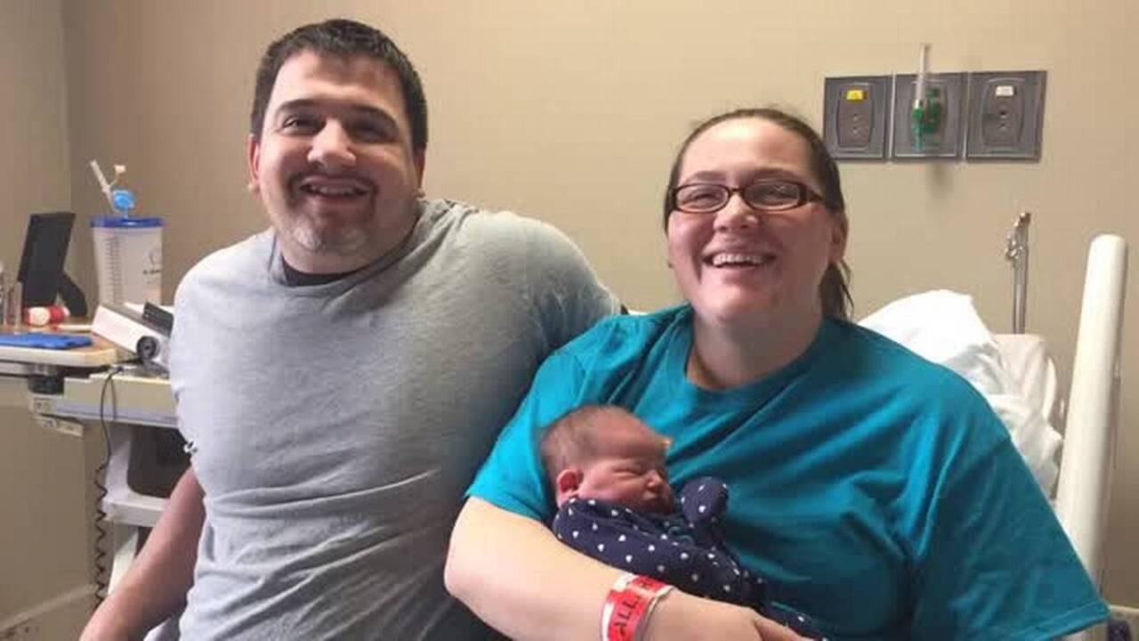 Doctors say there are benefits to not giving a newborn a bath right way