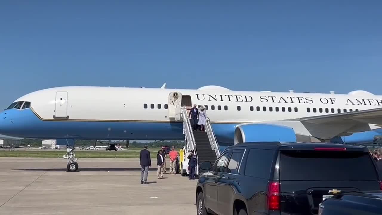 President Biden lands in Lexington, goes to tour Eastern Kentucky flooding