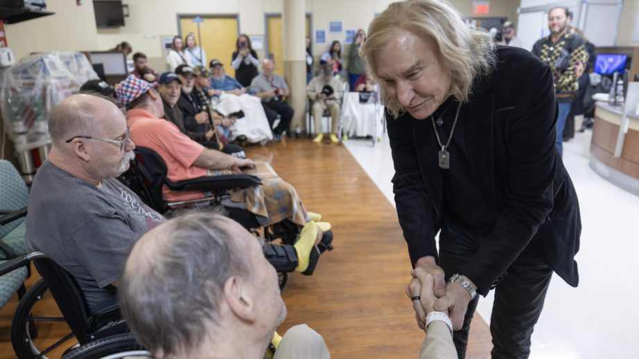 Rock and roll icon meets with Kansas veterans