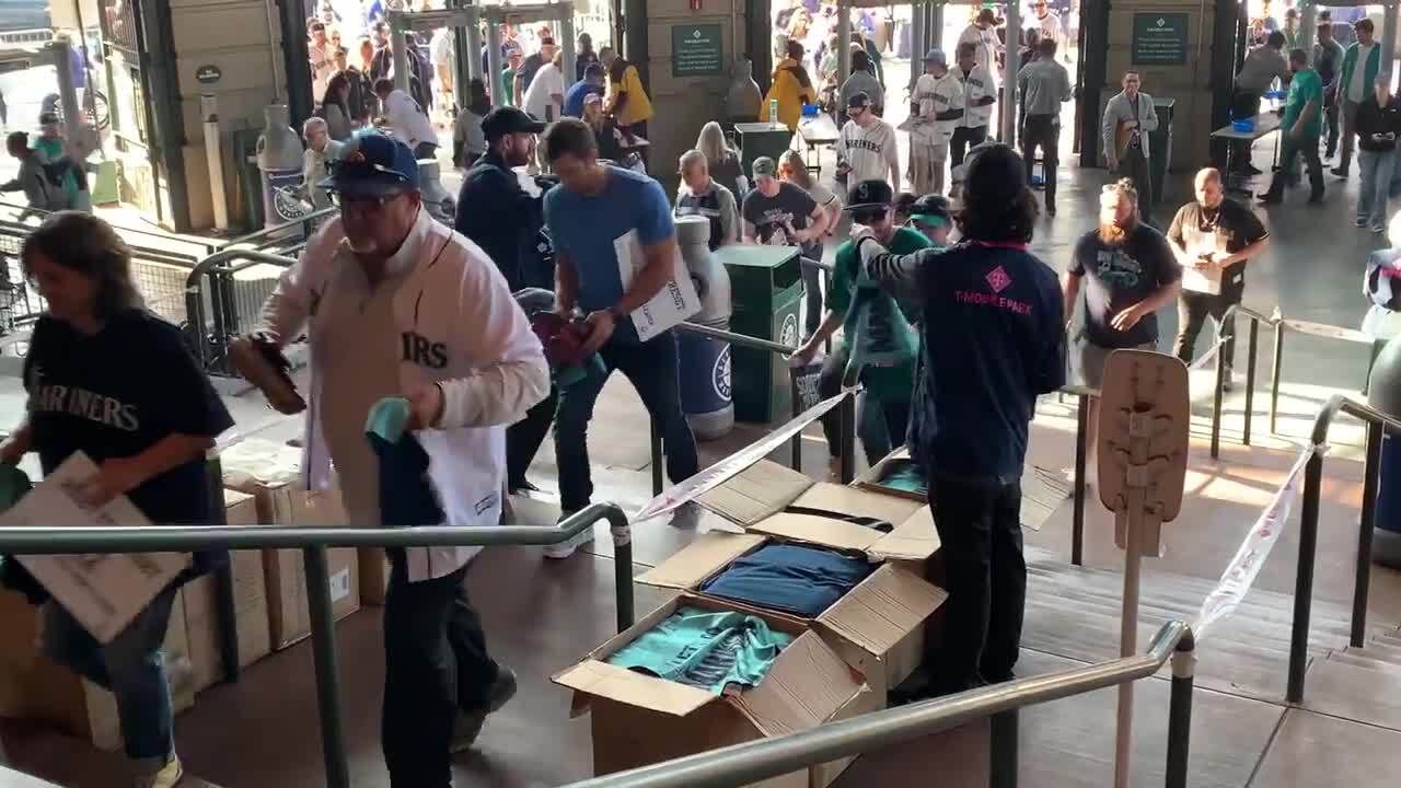 Fans chant “Let’s Go Mariners!” dancing, singing as T-Mobile Park gates open for Seattle’s 1st home playoff game in 21 years