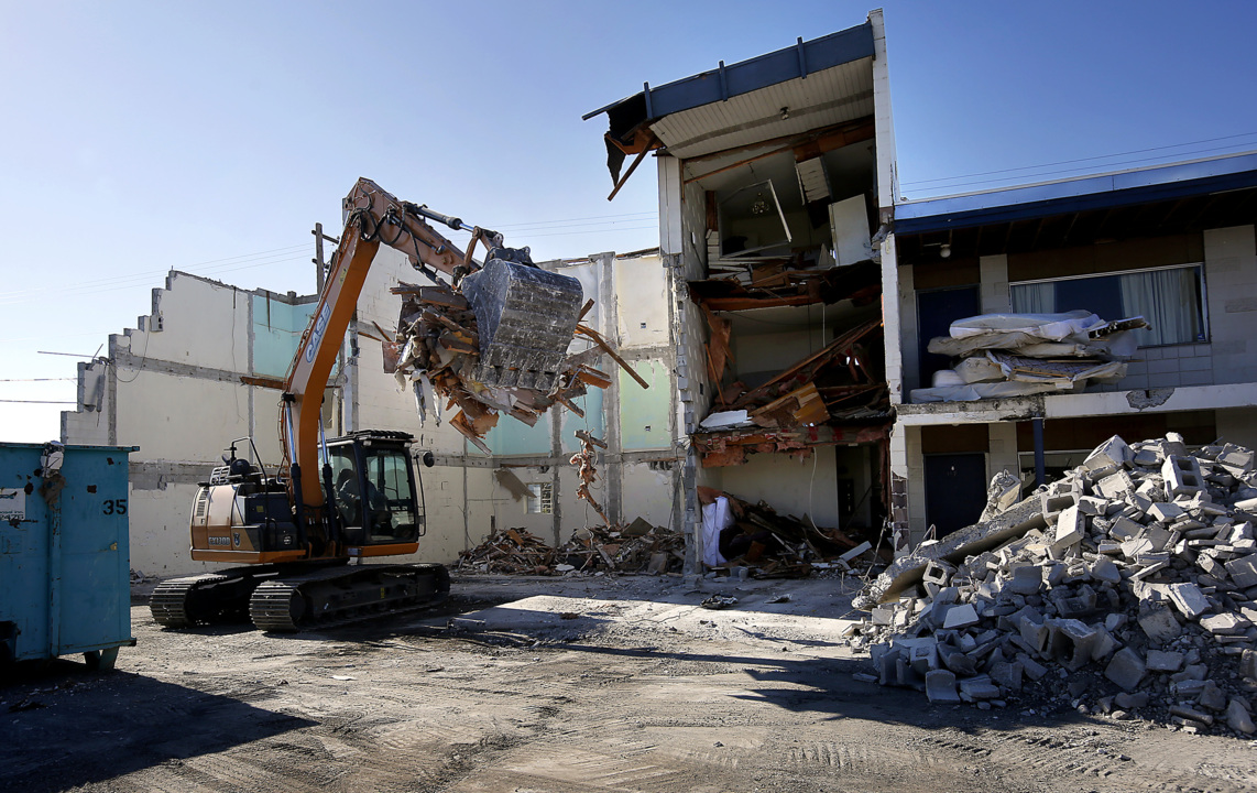 Demolition of Thunderbird Motel begins in Pasco