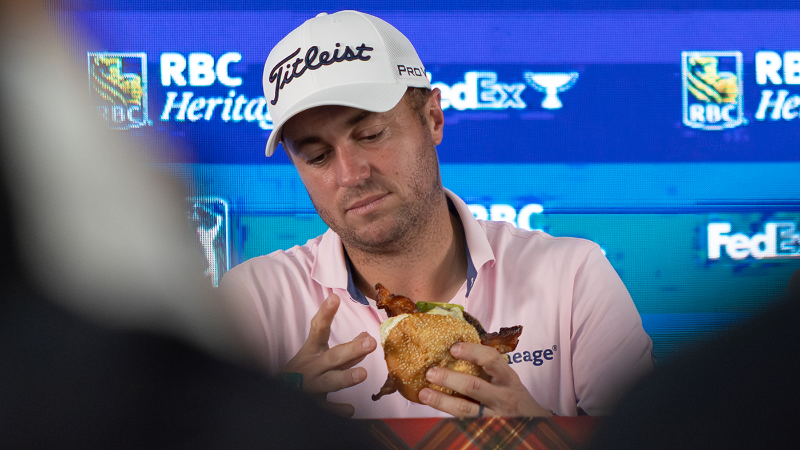 Justin Thomas samples his 2025 RBC Heritage defending champion burger