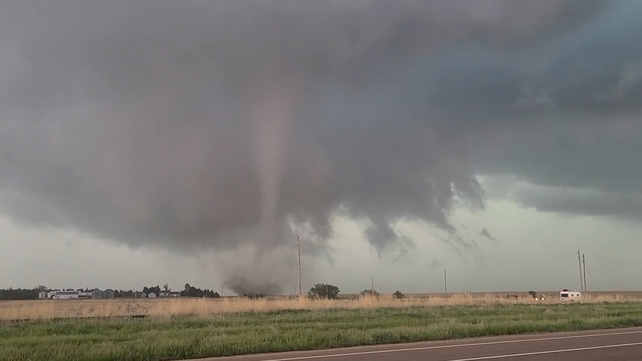 Watch Selden, KS tornado approach stormchasers’ vehicle