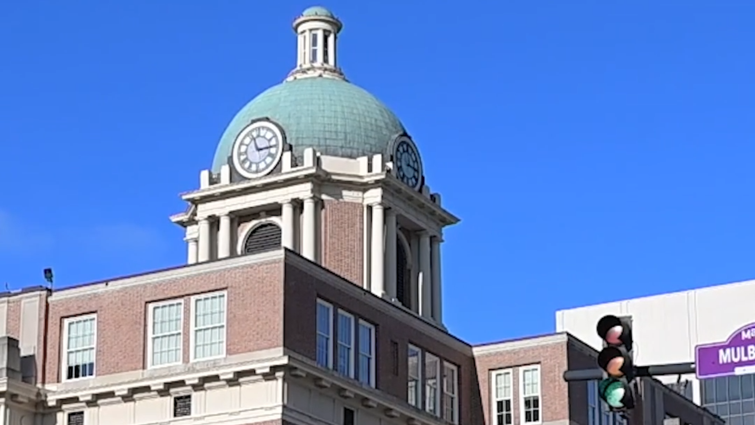 What are the differences between the courthouses of downtown Macon?